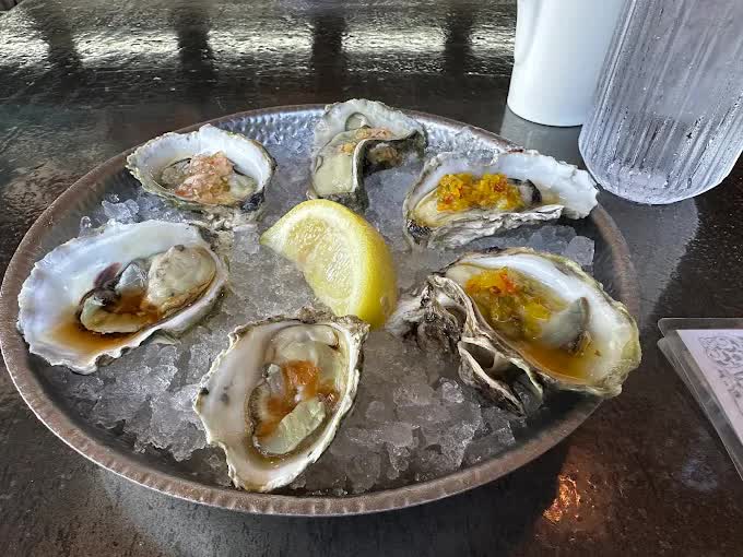 Oyster happy hour at Cin-Cin Brewhouse (via Food & Loathing)
